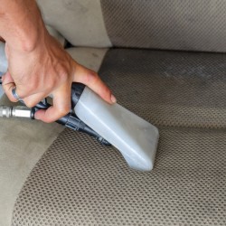Cu ce se curăță petele de pe tapițeria auto?