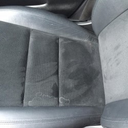 Cu ce se curăță tapițeria auto din stofă?